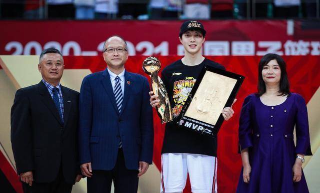 热议胡明轩31分荣获全明星mvp他仅差4项完成cba超级大满贯