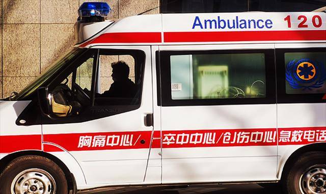 原创黑救护车的生意经人死在半路钱要翻倍敢举报就拉去殡仪馆烧了