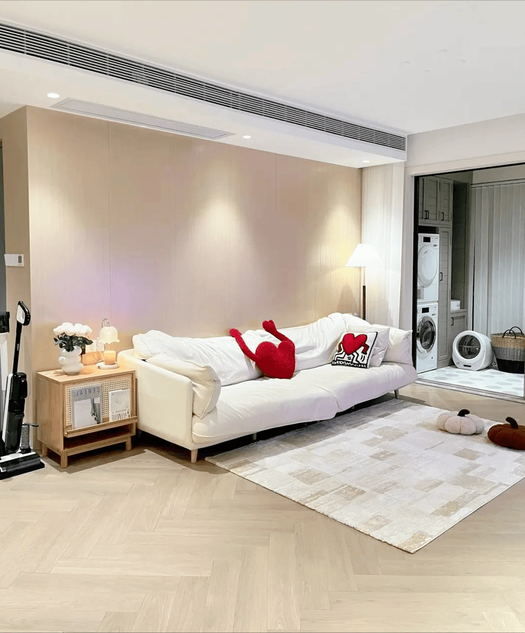 侧边木饰面采用了1毫米宽的开槽设计,创造出独特的落差效果,背景墙以