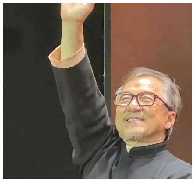 成龙断崖式衰老白发苍苍似80岁老头网友泪目无法接受