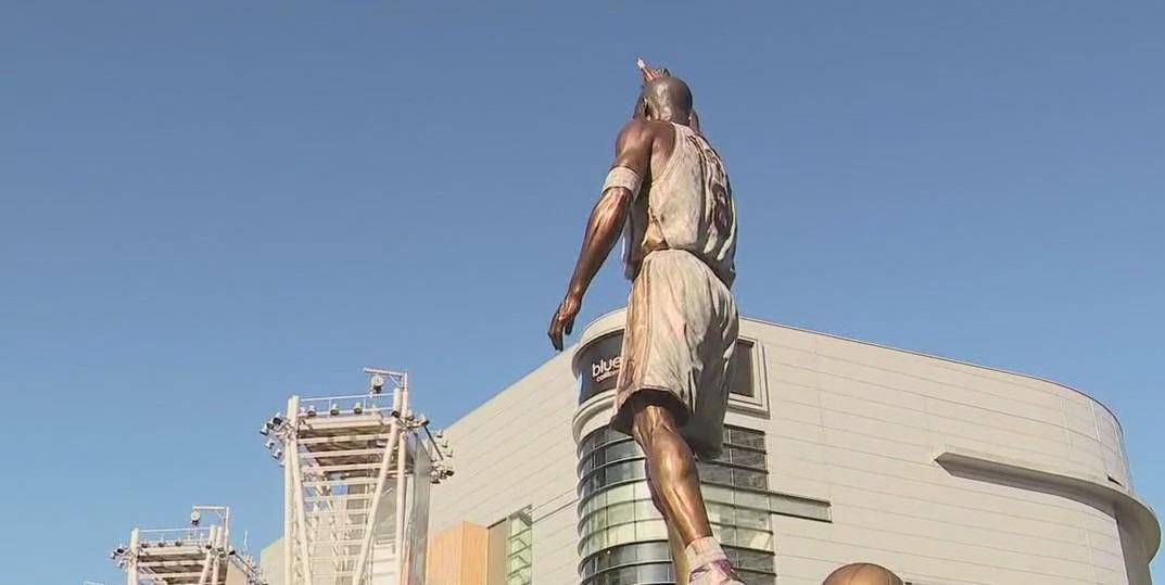 原创球迷怒了科比雕像揭幕细节处却犯低级错误到底用心了没有