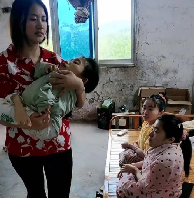 原创重庆妈妈连生3个盆栽娃娃拼命生下四胎后丈夫摔成脑震荡