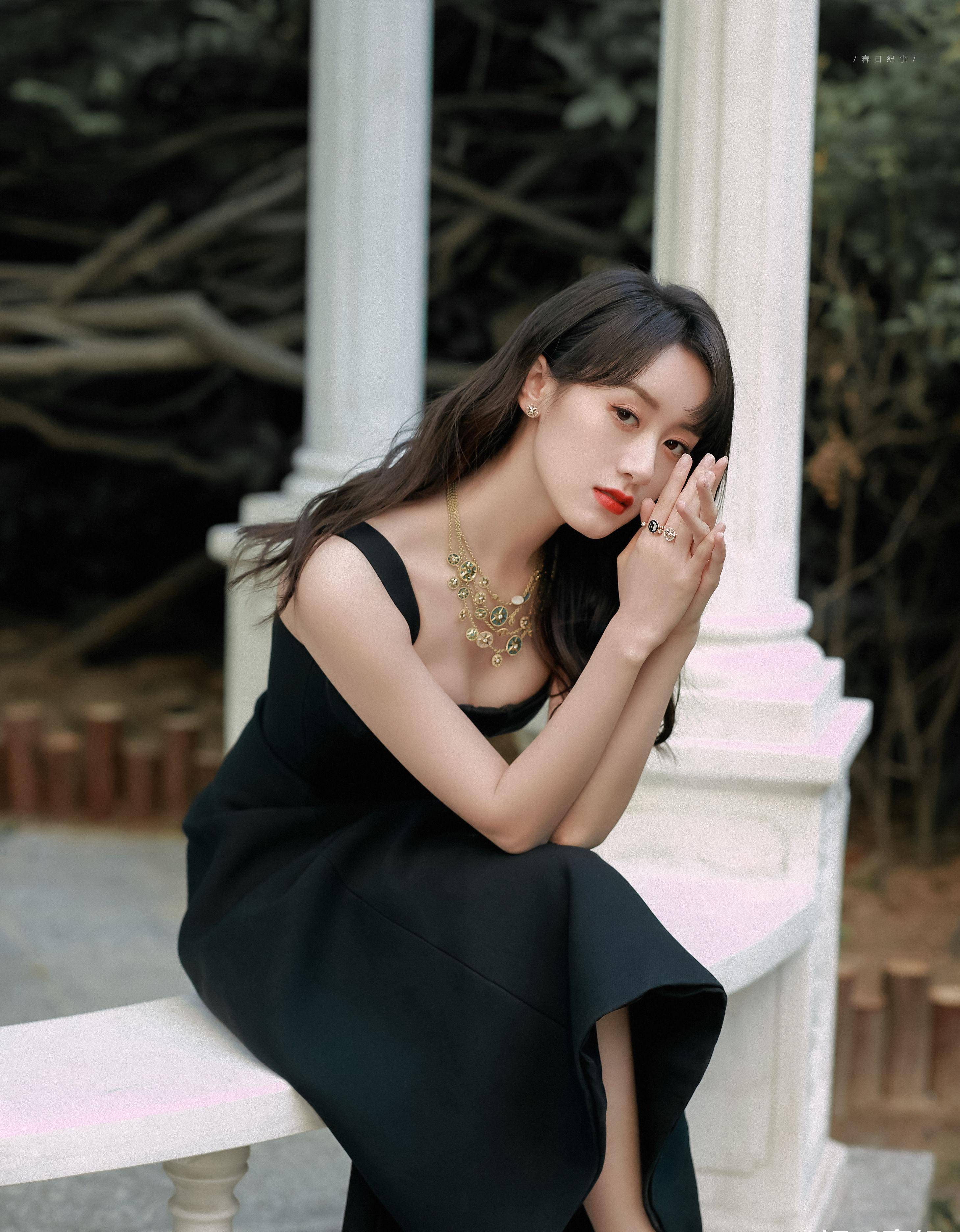 袁冰妍流金港风造型好惊艳!烈焰红唇搭配小黑裙,身材凹凸有致