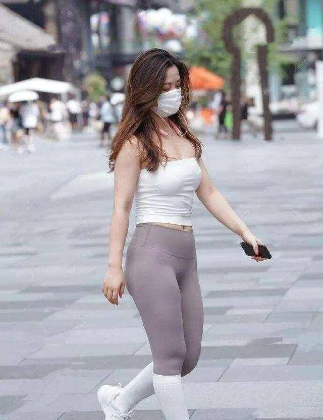 原创御姐范的牛仔裤美女选择优雅减龄的风格尽显雅致