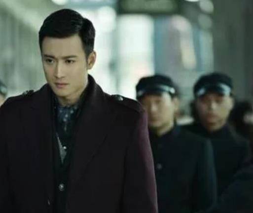 这位演员就是在剧中饰演反派角色陆远的男艺人戚迹.