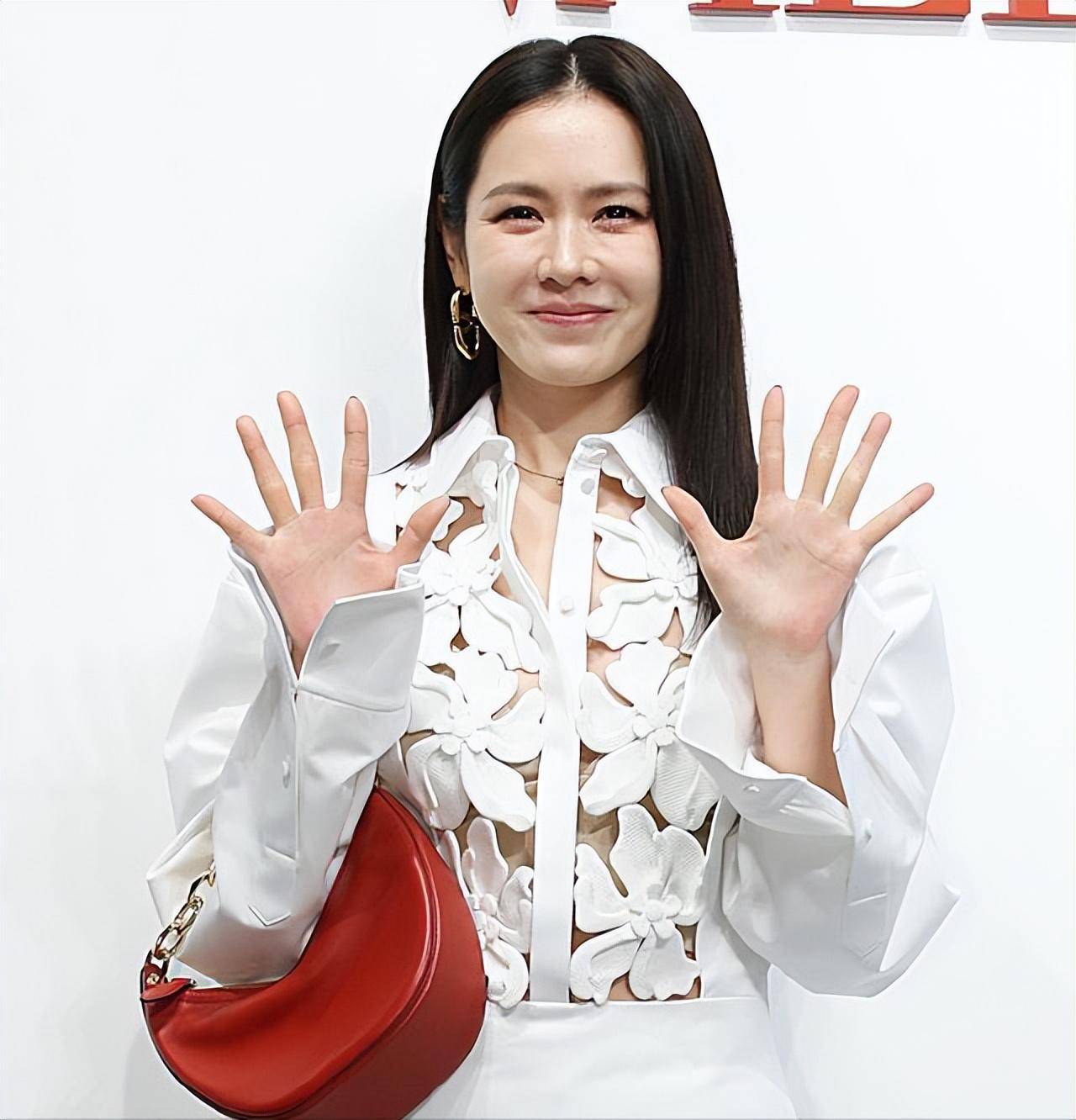 42岁孙艺珍活动生图来了皱纹明显衰老很多膝盖伤痕明显