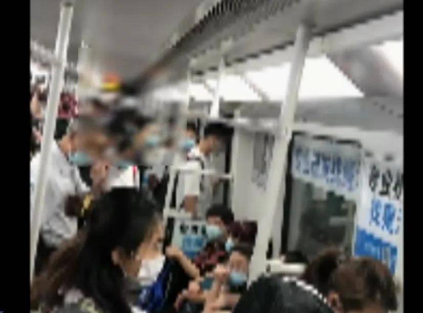 武汉的地铁上,一位老人要求一位女士让座,遭到拒绝后,老人不仅粗话