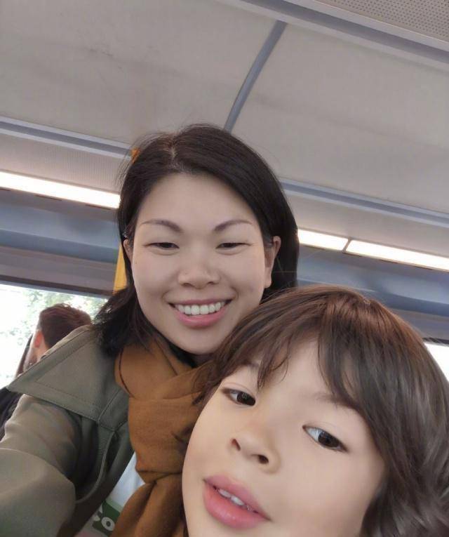 这张照片中的两个男人应该就是吕燕生活中最重要的两个人了,一个是