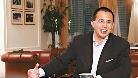 比如说美的的何享健,他就将企业交给了方洪波,而不是交给儿子何剑锋