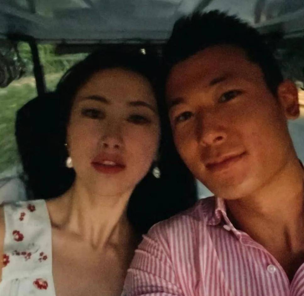 朱珠陪老公三亚过生日,海滩晚餐浪漫十足,一家三口好幸福_王昀佳_母亲