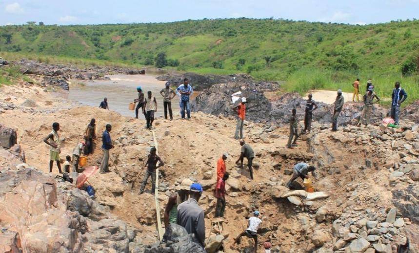 刚果金一个虚荣的国家人们在街上穿得像土豪家住茅草棚里