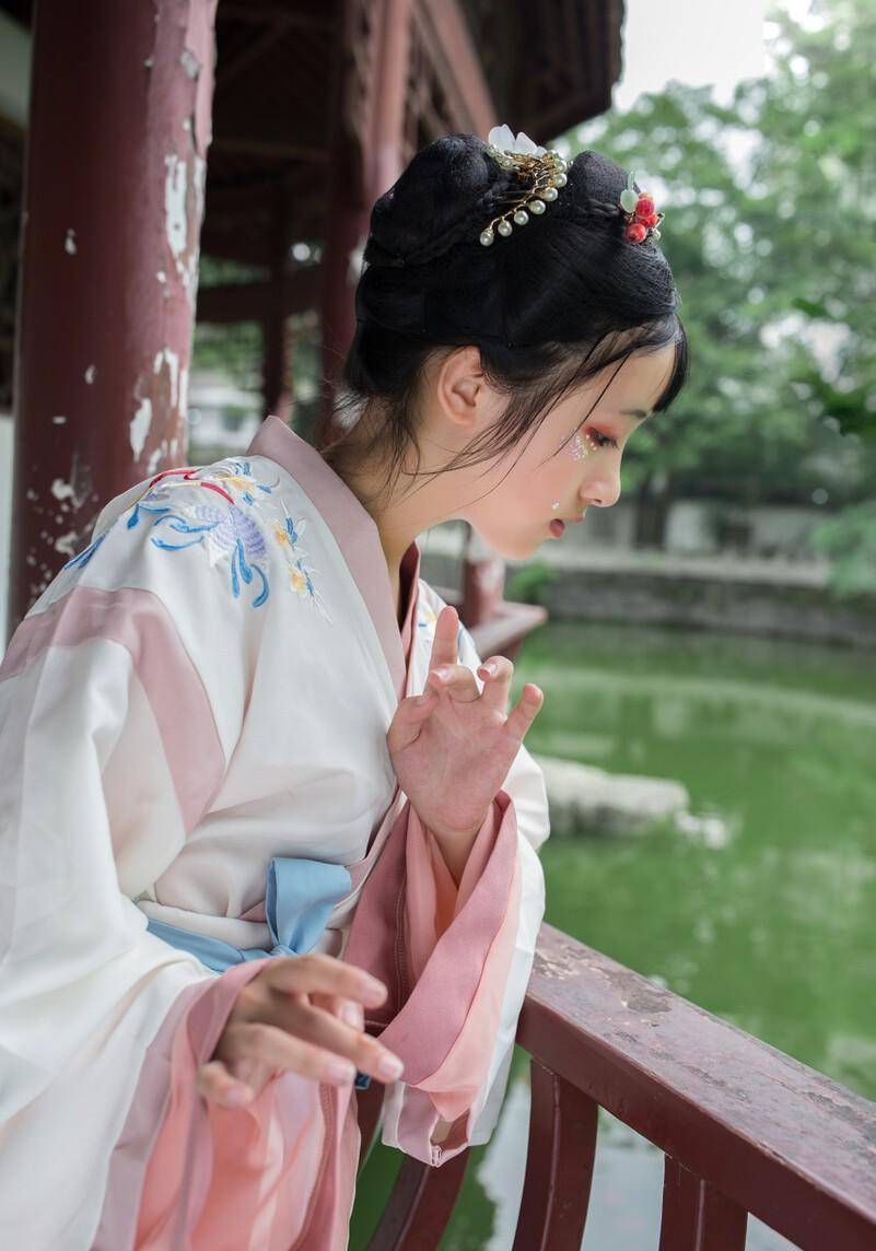 原创他如一个战地记者用诗词真实地记录了战火纷飞中发生的故事