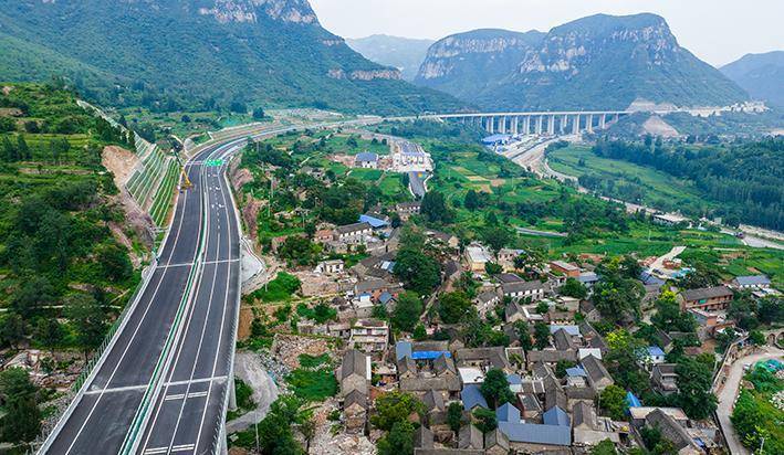 河南省卫辉市狮豹头乡境内新修一条高速就要通车了.