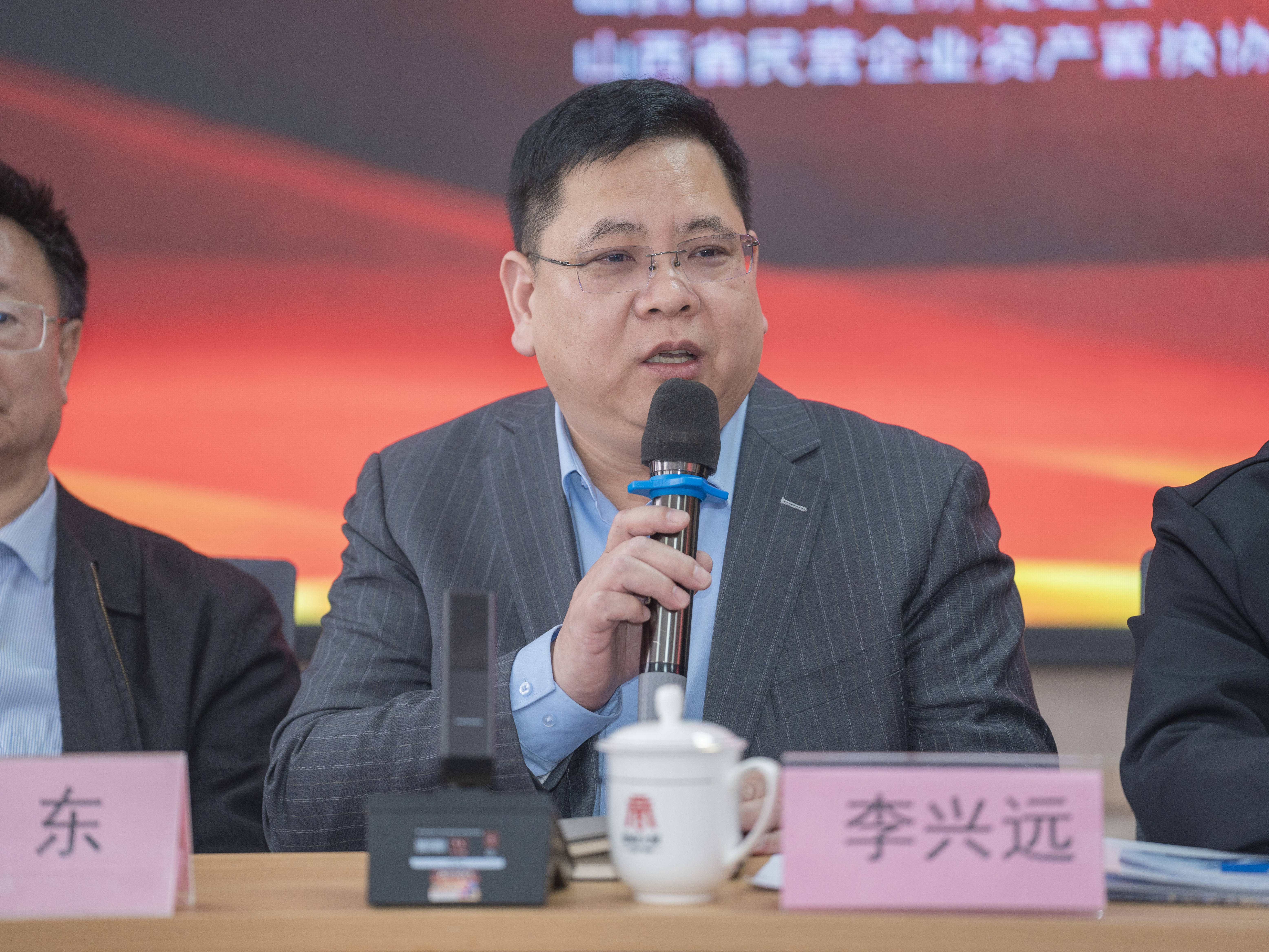 有:中国商业联合会特邀副会长,中国商业联合会易货贸易分会会长李兴远