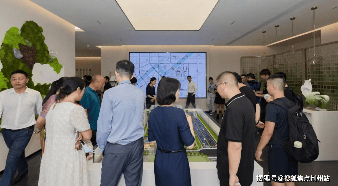 聆空云境城生活美学馆实景开放当天临空建投集团党委书记,董事长茹