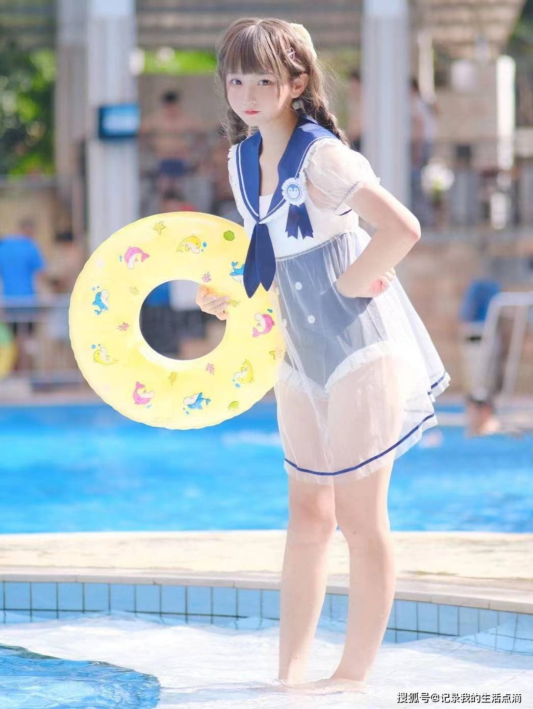 心锁女装搭配连体的泳衣柔软细腻透气舒适