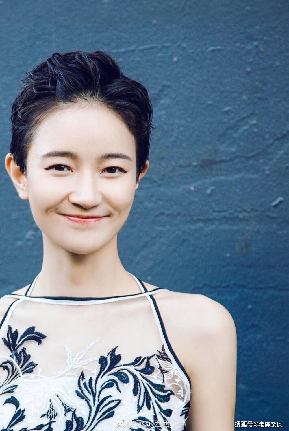 总之,焦俊艳是一位颜值和身材俱佳的女星,她的美丽和魅力令人难以忘怀