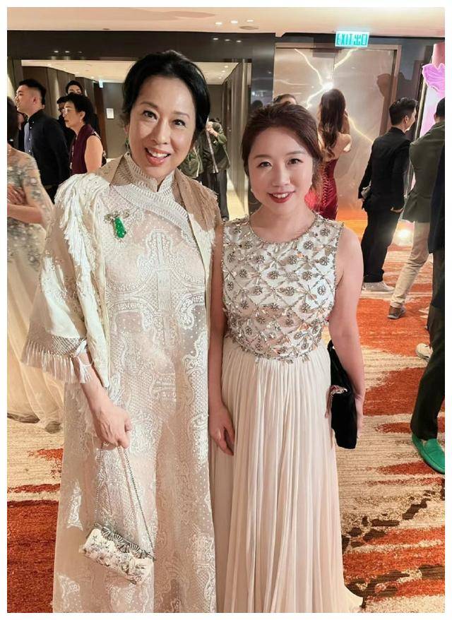 原创香港名媛朱玲玲携阔太霍启山亮相活动引关注俘心冤家巧配