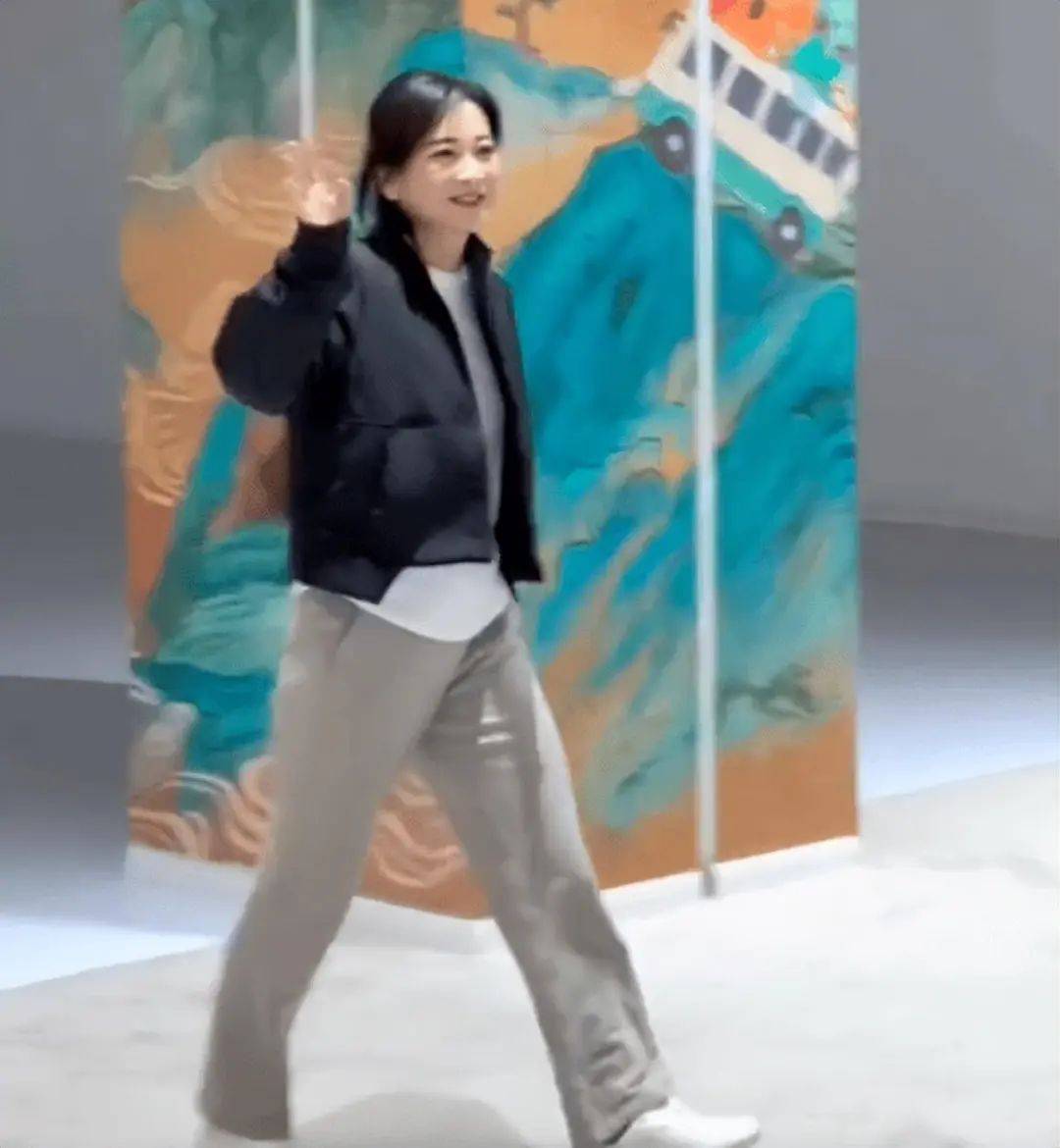 贾玲瘦了反倒不漂亮,脸上皱纹横生如老年奶奶,感叹接地气,老态完全不