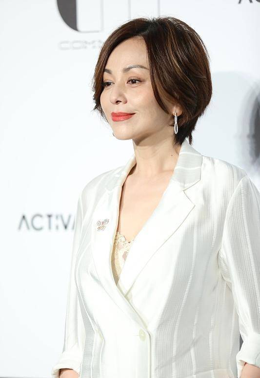 原创雪姨王琳老了反而更温柔穿白色西装配短裤优雅又休闲