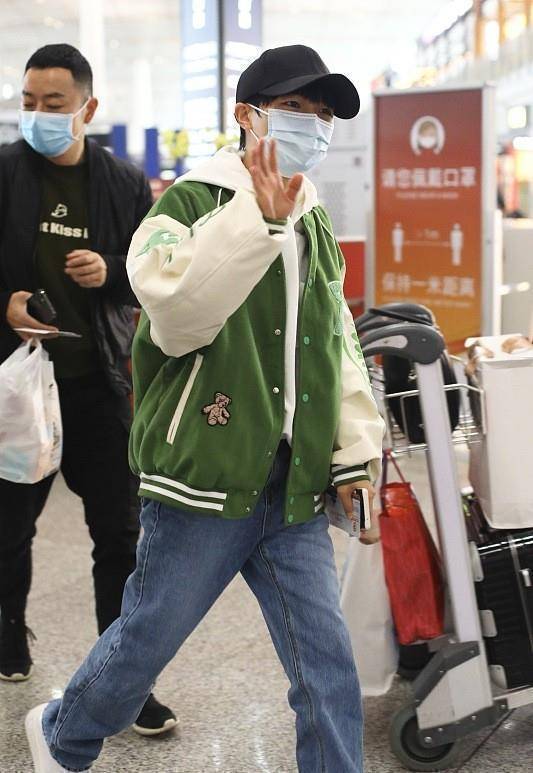 周深的穿搭堪称小个子穿搭模板棒球服配卫衣有运动感超帅