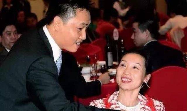 前首富妻子:老公入狱后,她2年为夫还债8亿,拯救商业帝国_黄光裕_杜鹃