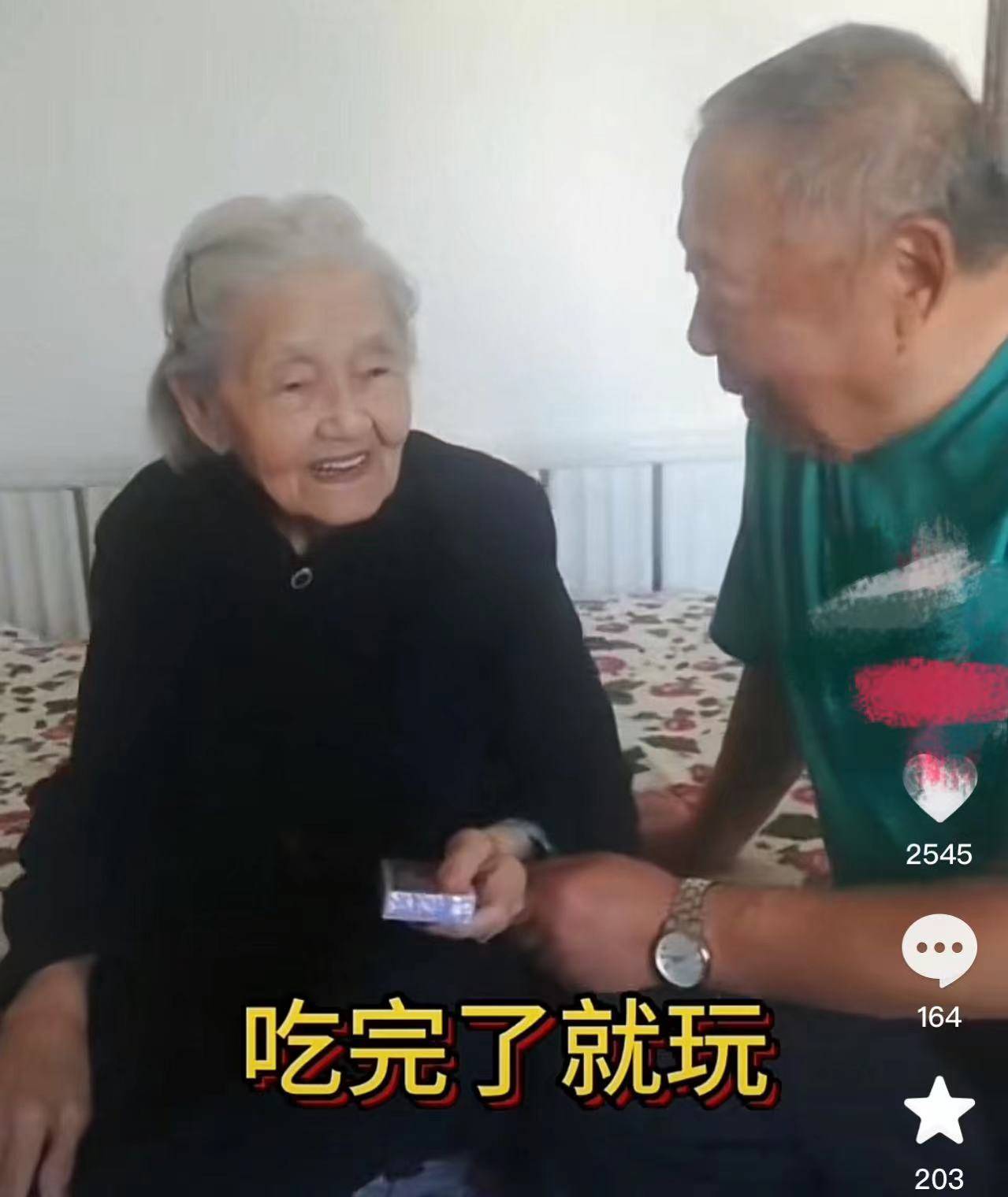 一路走好98岁网红大姥姥去世生前阖家欢乐儿女孝顺