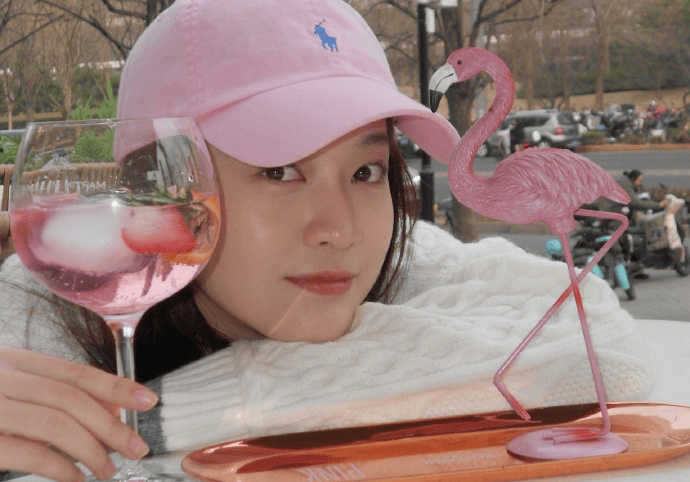 张雪迎笑起来更加迷人,露出一排洁白的牙齿,两颗小虎牙成了她的特色.