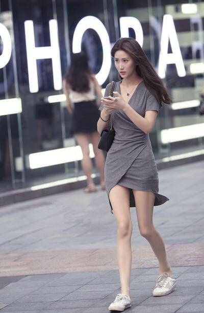 这里的美女也是值得人们津津乐道的,走在重庆观音桥步行街或者解放碑