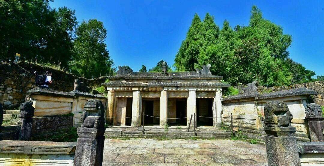 被雨水进行冲刷后,之后在唐崖河里发现了大约有20吨重的"刺水红"乌木
