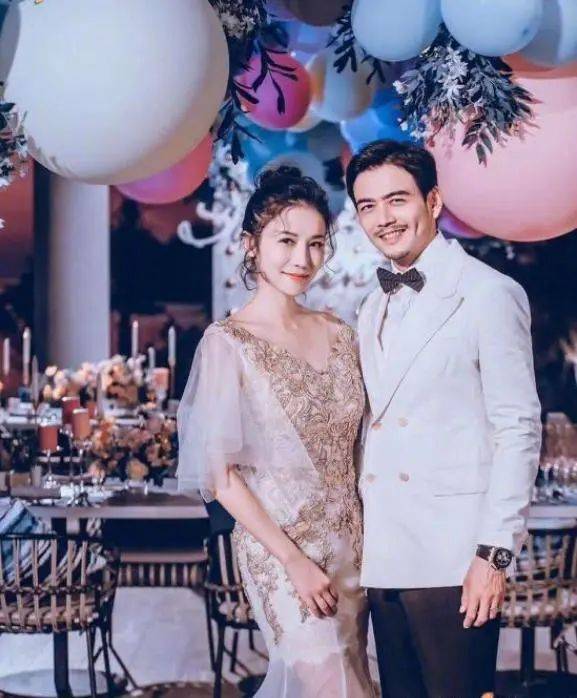 杨烁十年隐婚妻子竟是她清纯美貌不减时尚装扮似少女艳福不浅