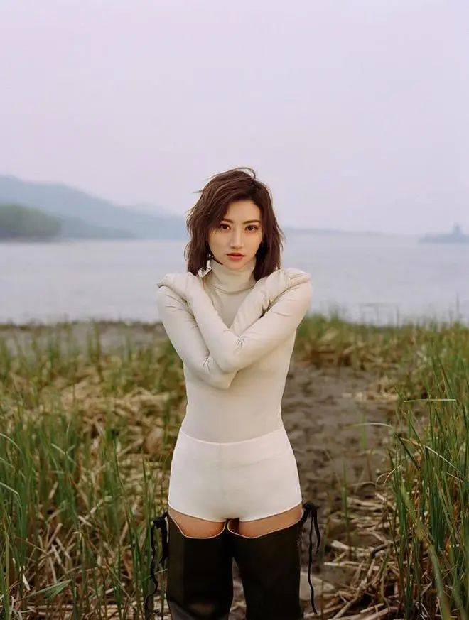 原创景甜终于不藏了穿无痕套装秀好身材长靴拉到大腿根超时髦