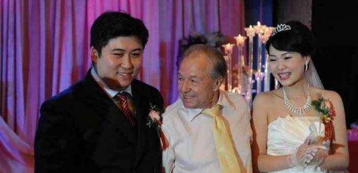 中国小伙宋扬,为瑞士房东养老送终,2013年老人去世:想长眠中国_汉斯