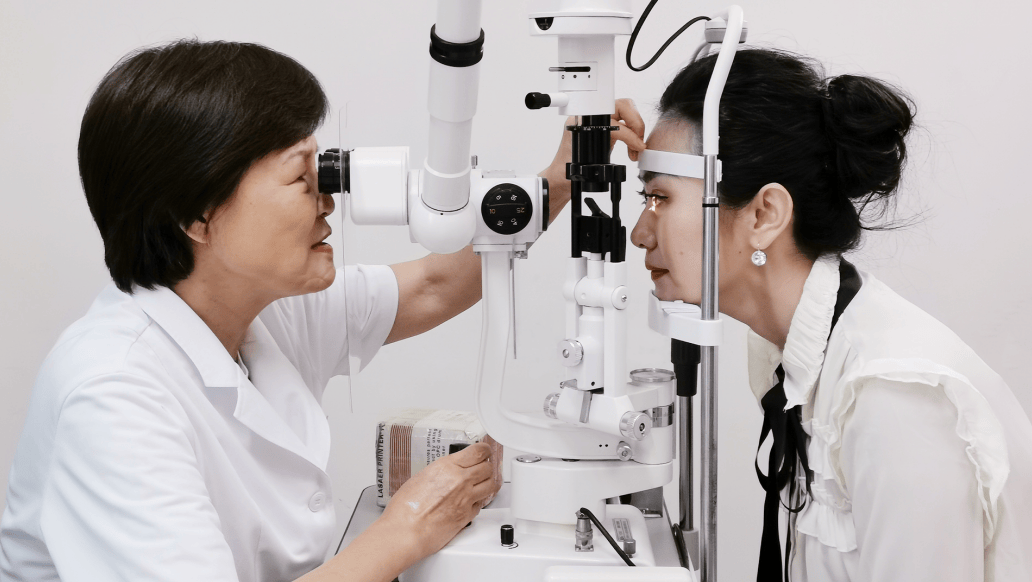 凤凰网主持人李奕找郑州视光刘苏冰院长做近视手术重获清晰视力