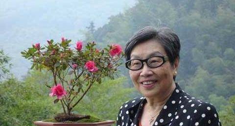 四太太姚玉兰和五太太孟小冬,还有他最喜欢的长女杜美如,为四太太所生