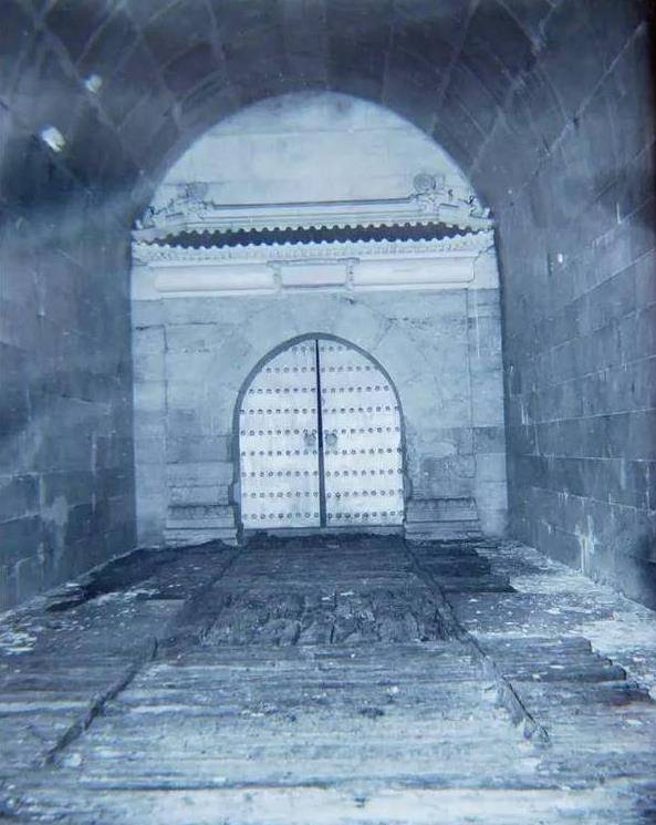 定陵考古现场照片丝织物瞬间化为灰烬郭沫若亲临现场指导发掘