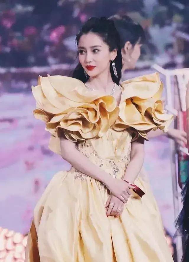 笑停不了!35岁杨颖连发3套高定,但这一次,美貌也救不了她