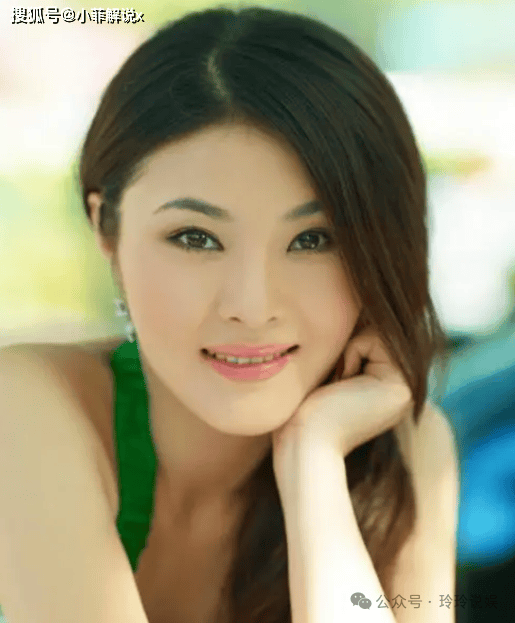 美丽如罗菲,天赋般的歌喉让她成为了万众瞩目的焦点.