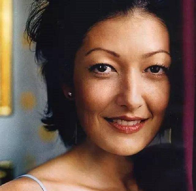 人们都觉得文雅丽经历了太多的起起伏伏,从王妃到摄影师的妻子,再到