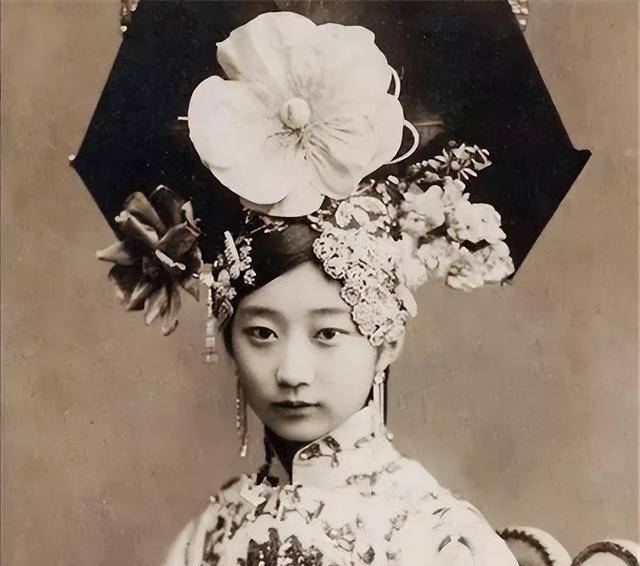 原创王敏彤爱上姐夫溥仪一生未嫁03年在养老院吃饺子被噎死