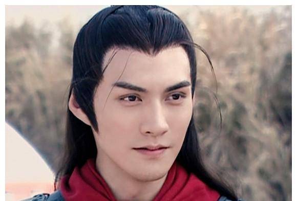 脸完美到如模板雕刻出来的一样,真是刀锋神颜,举世无双.