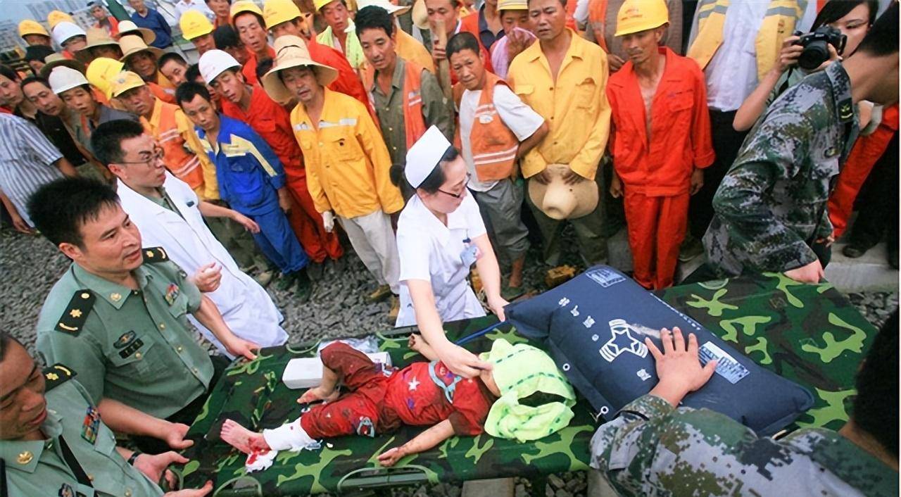 原创11年前温州动车事故中失去父母幸存下来的小伊伊后来怎么样了