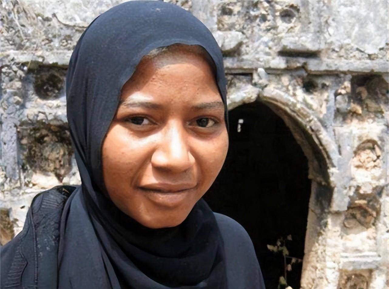 钢丝卷头发,也有标志性的厚嘴唇,这些外貌特征都是非洲肯尼亚人的象征