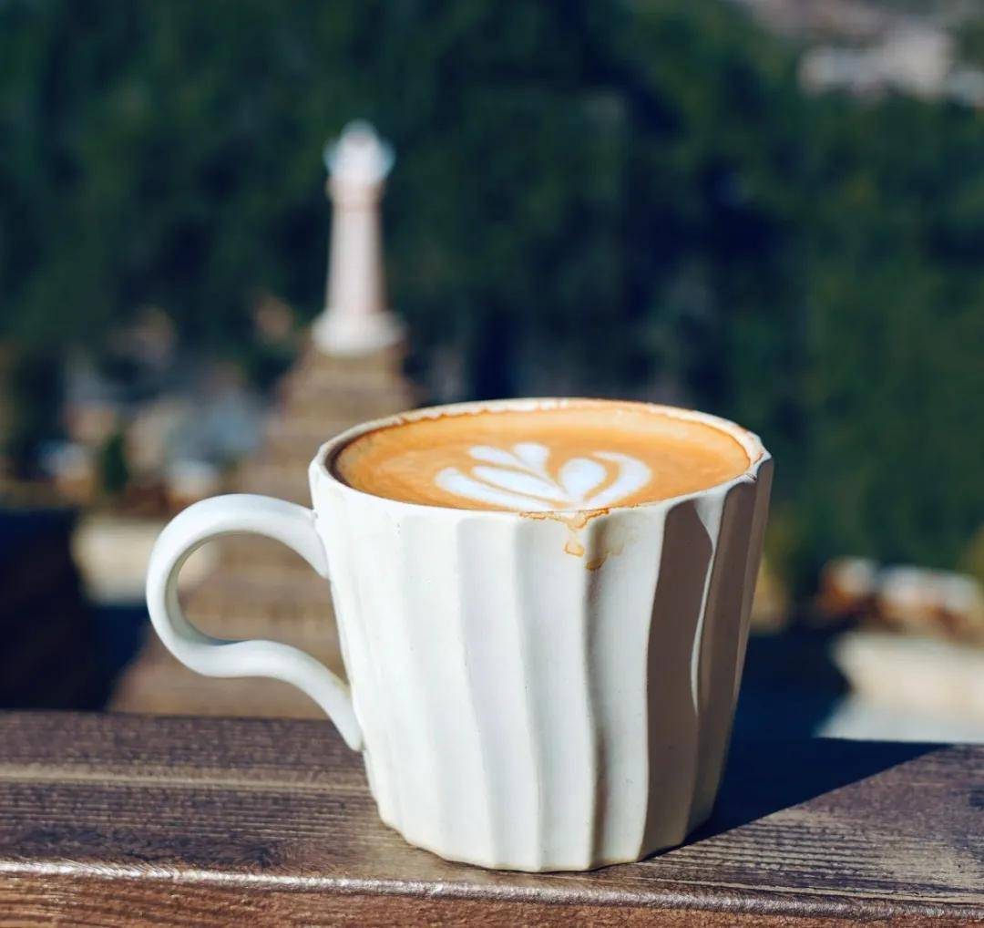 看日照金山,听风声,等日落在雪山冰泉养生庄园,雪山悬崖神迹酒店你