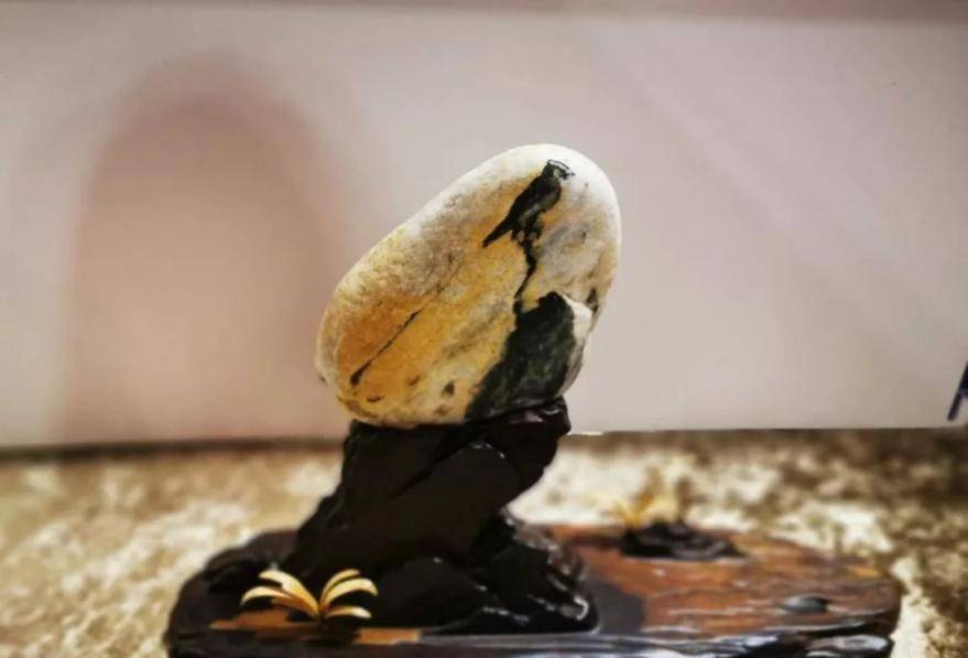 作为奇石收藏爱好者,他并不在意奇石的经济价值究竟是高是低,隐藏在高