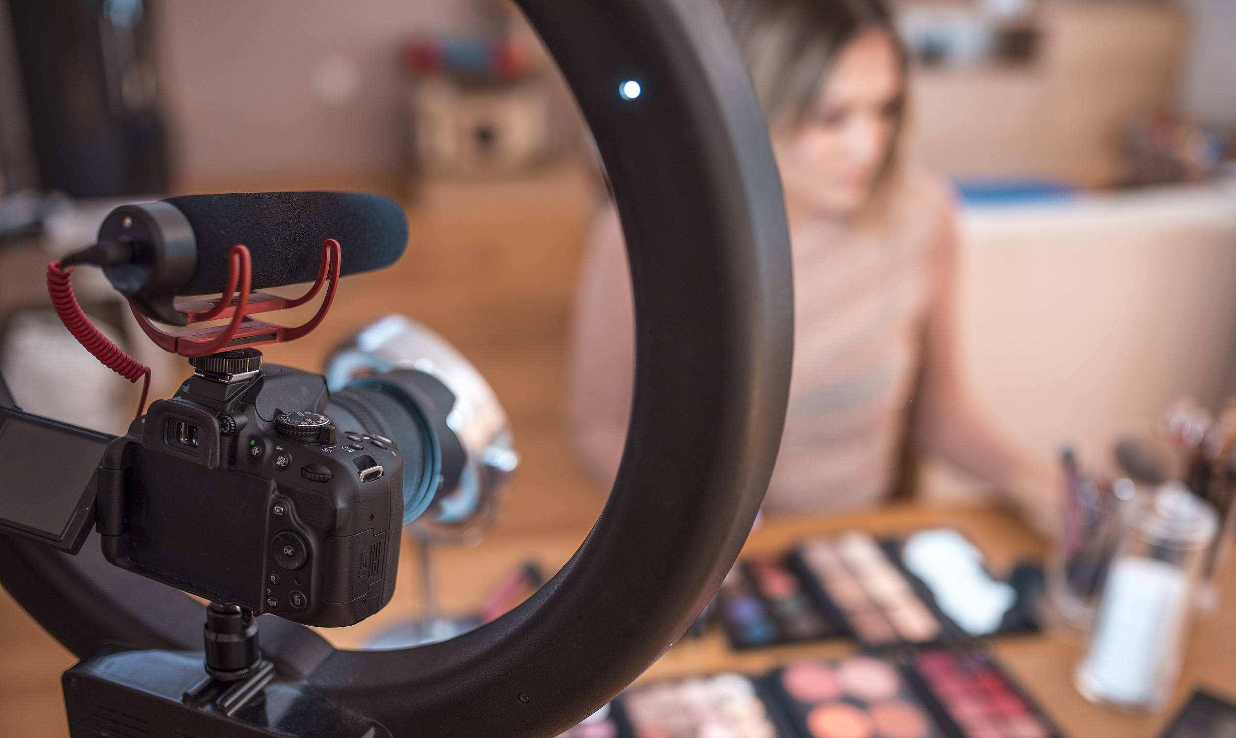 2017年安徽一女会计贪污1158万,打赏男主播522万,最后获刑11年_张漫