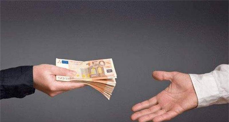 为了快速打进富豪内部,头脑灵活的李宝华想到了一个办法,凑到了20万块