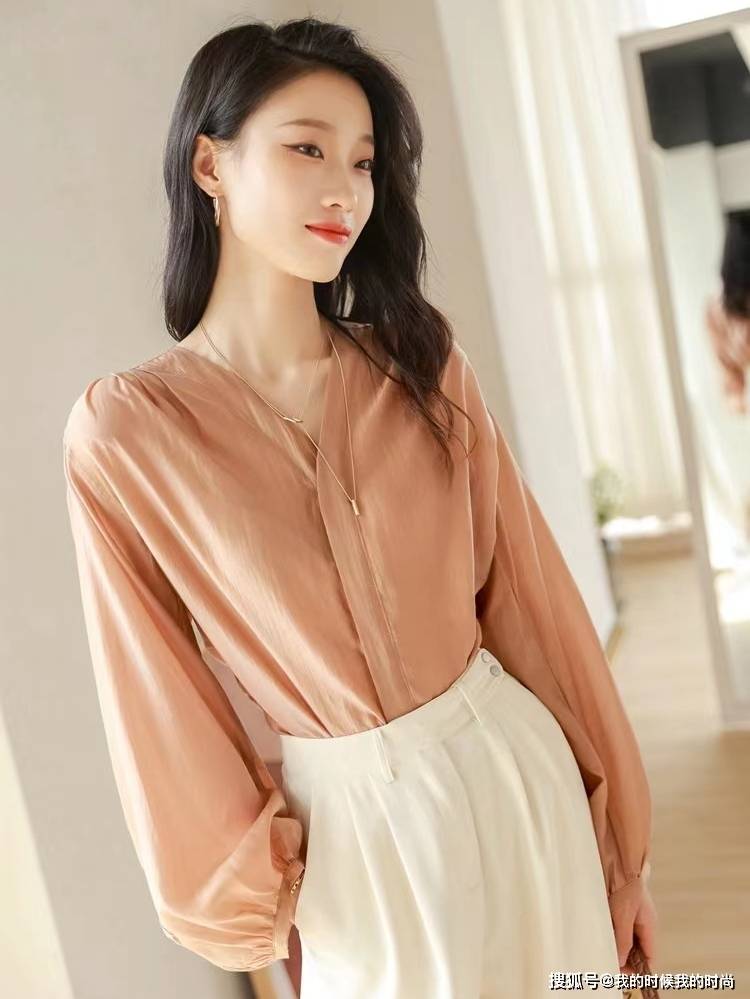 心锁女装搭配上班族常规的衬衫自带优雅属性