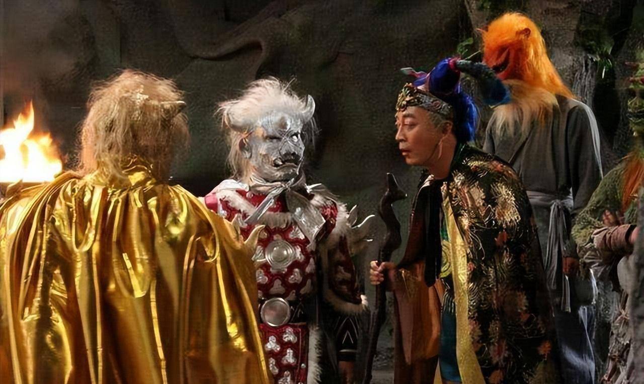 这三个魔王分别是文殊菩萨的坐骑青狮,普贤菩萨的坐骑白象和如来佛祖