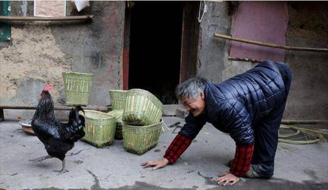 与世隔绝的爬行村全村人不会正常走路村民依靠四肢触地爬行